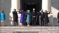 Joe Biden dan Kamala Harris yang didampingi oleh pasangan masing-masing sebelum memasuki Gedung Capitol Hill, AS. (Siaran langsung VOA)