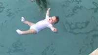 Suatu rekaman video menayangkan balita yang dapat menyelamatkan diri dan mengapung dalam kolam renang. 