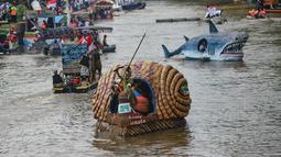Terdapat 43 perahu dengan beragam hiasan, yang terbuat dari sampah daur ulang seperti botol kayu bekas, berparade ambil bagian dalam kemeriahan Festival Cinta Lingkungan (Cilung). (merdeka.com/Arie Basuki)