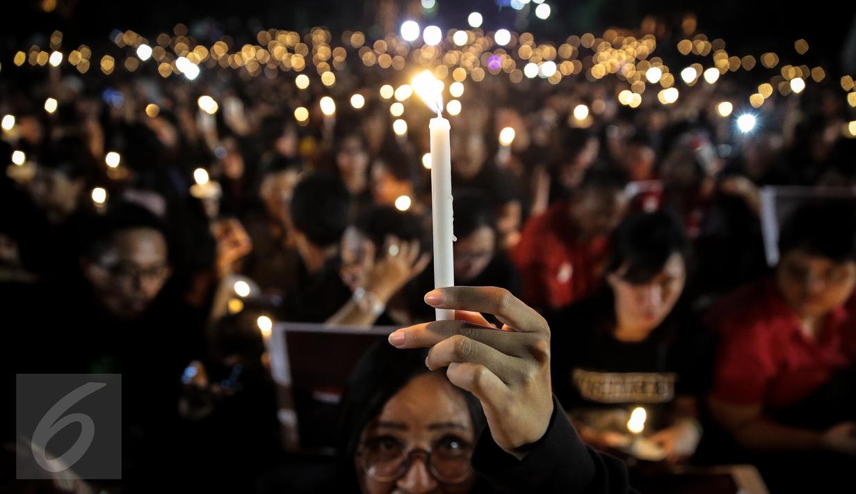 Ribuan pendukung Ahok menggelar acara Malam Solidaritas atas Matinya Keadilan di Tugu Proklamasi, Jakarta (10/05). Massa datang untuk bersimpati kepada Ahok karena dihukum kurungan penjara dua tahun. (Liputan6.com/Faizal Fanani)