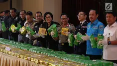Kapolri Jenderal Tito Karnavian bersama Kapolda Metro Jaya Irjen Mochamad Iriawan dan Menteri Keuangan Sri Mulyani menunjukan barang bukti saat rilis pengungkapan 1 Ton narkoba jenis sabu di Polda Metro Jaya, Kamis (20/7). (Liputan6.com/Faizal Fanani)
