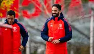 Manajer MU, Ruben Amorim, saat pimpin latihan tim untuk kali pertama pada hari Senin (18/11/2024). (X/Manchester United)