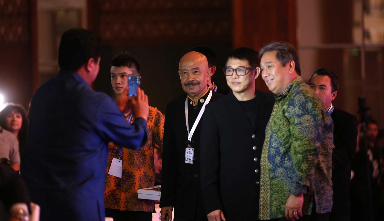 Bintang Film Jet Li (tengah) berfoto bersama Ketua Pelaksana, IGK Manila pada Pembukaan Kejuaraan Dunia Wushu 2015 di JCC, Senayan, Jakarta, Jumat (13/11/2015). (Bola.com/Nicklas Hanoatubun)