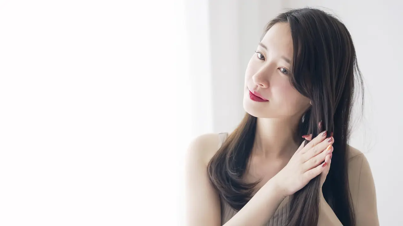 10 Cara Merawat Rambut Rontok Paling Mudah, Bisa Kamu Lakukan di Rumah ...