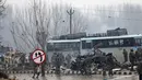 Tentara India memeriksa puing-puing setelah ledakan bom mobil di Lethpora di distrik Pulwama, Kashmir, India (14/2). Sedikitnya 16 tentara India tewas dan 20 orang terluka akibat kejadian tersebut. (AP Photo/Umer Asif)