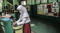 Siswa mencuci tangan saat kembali ke ruang kelas usai jam istirahat di SDN Pekayon Jaya VI, Bekasi, Rabu (24/3/2021). Sekolah yang diberi izin menggelar pembelajaran tatap muka adalah yang berlokasi di zona hijau dan kuning. (merdeka.com/Iqbal S. Nugroho)