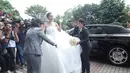 Pada hari pernikahannya, Sandra Dewi tampil bak putri kerajaan. Tampil cantik dengan gaun warna putih karya Adrian Gan. (Galih W. Satria/Bintang.com)