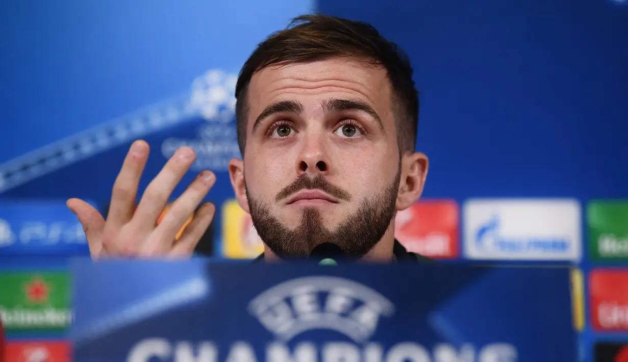 Miralem Pjanic. Juventus sebagai pemilik Miralem Pjanic sebelumnya ingin memulangkan kembali gelandang berusia 31 tahun tersebut. Karena anggaran yang terbatas, Juventus menawarkan pertukaran dengan Arthur. Barcelona menolak dan malah meminjamkannya ke Besiktas. (Foto: AFP/Marco Bertorello)