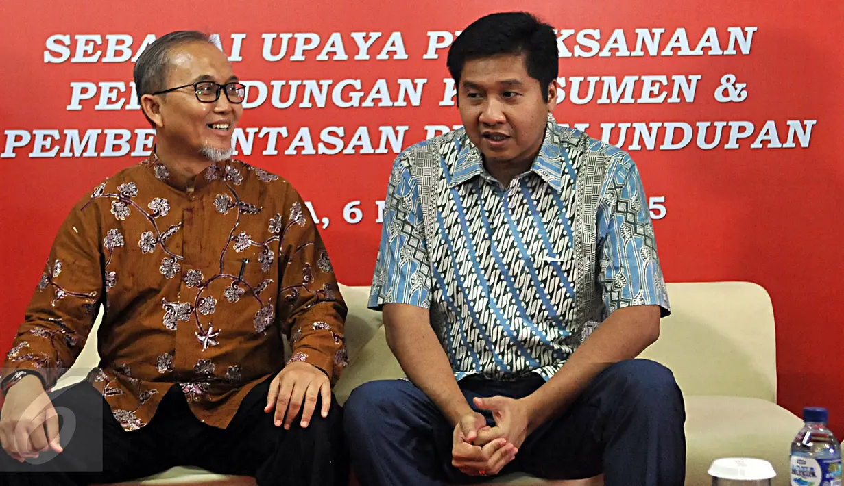 Anggota Komisi XI DPR Maruar Sirait (kanan) saat menjadi narasumber dalam dialog dengan pedagang di LTC Glodok, Jakarta, (6/11/2015). Dialog membahas sinergitas pemahaman perlindungan konsumen, pengawasan barang serta penegakan hukum.(Liputan6/JohanTallo)