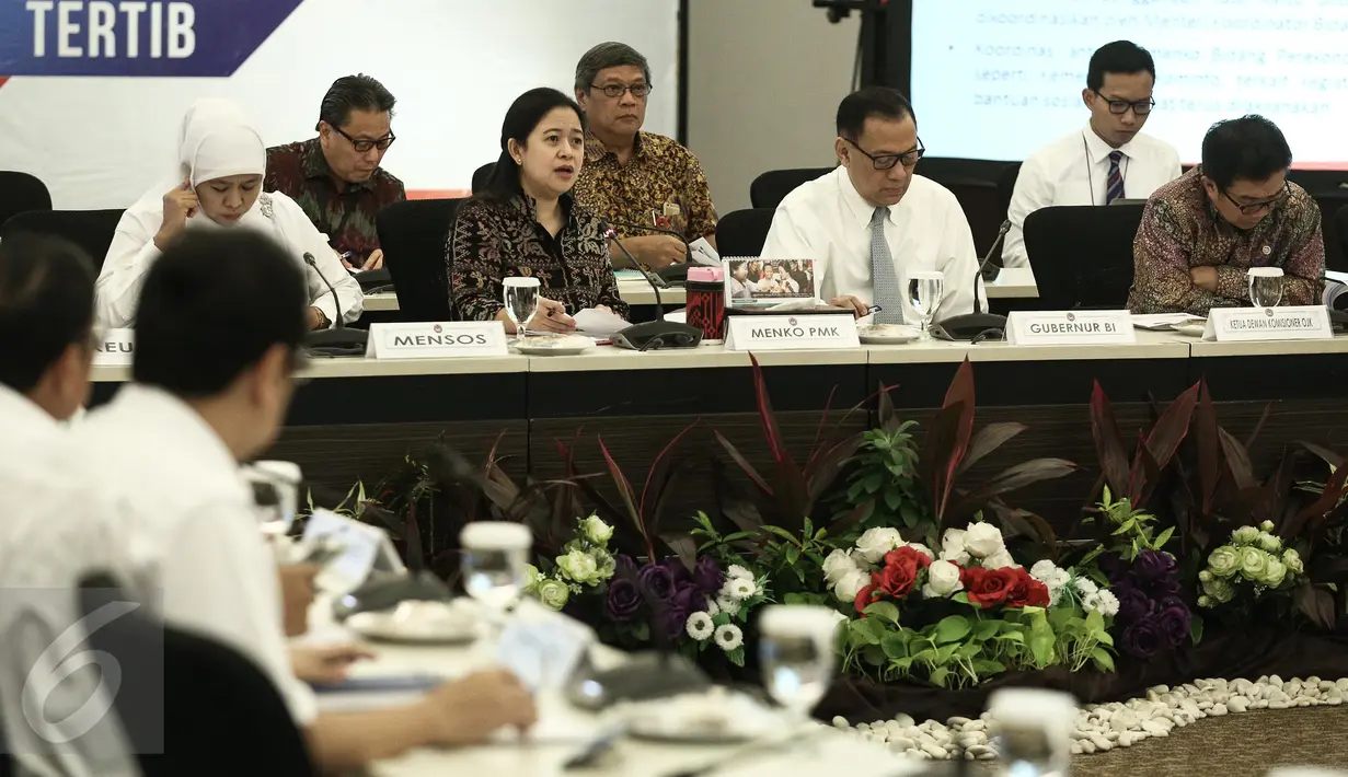 Menko PMK, Puan Maharani (kedua kiri) saat memimpin rapat koordinasi di Kementerian PMK, Jakarta, Senin (6/2). Rapat membahas mengenai program bantuan pangan non tunai. (Liputan6.com/Faizal Fanani)