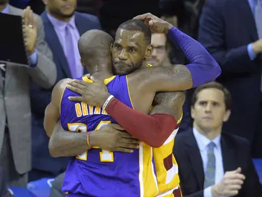 Pemain  Cleveland Cavaliers, LeBron James (23) memeluk Pemain Los Angeles Lakers, Kobe Bryant (24)  usai laga NBA yang dimenangkan Cavaliers 120-111 di Quicken Loans Arena, Kamis (11/2/2016) WIB.  (David Richard-USA TODAY Sports/Reuters)