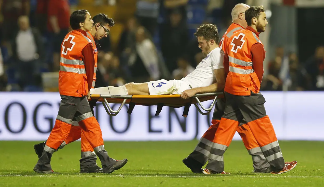  Pemain Inggris, Michael Carrick, ditandu keluar lapangan pada laga persahabatan di Stadion Jose Rico Perez, Spanyol, Sabtu(14/11/2015) dini hari WIB. Inggris kalah 0-2 dari Spanyol. (Action Images via Reuters/Carl Recine)