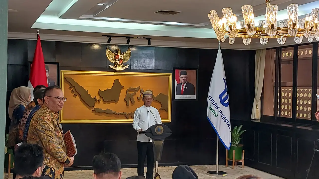 Menteri Investasi/Kepala Badan Koordinasi Penanaman Modal (BKPM) Bahlil Lahadalia menjelaskan mengenai aturan izin tambang untuk ormas di Kantor Kementerian Investasi/BKPM, Jakarta, Jumat (7/6/2024). (Arief/Liputan6.com)