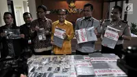 Kasubdit II Dittipidsiber Bareskrim Polri Kombes Asep Safrudin beserta jajaran dan Ketua Satgas Waspada Investasi OJK Tongam Tobing menunjukkan barang bukti saat rilis kasus Fintech Ilegal di Jakarta Pusat, Selasa (8/1). (Merdeka.com/Iqbal S Nugroho)