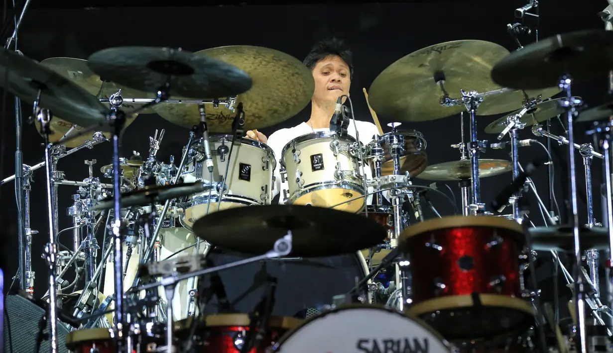 Penampilan para musisi senior itu mengakhirinya aksinya para personelnya. Aksi Gilang memainkan drumnya, kemudian disambung oleh Indra Lesmana dan Dwiki Dharmawan. (Adrian Putra/Bintang.com)