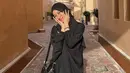 <p>Istri Egy Maulana Vikri, Adiba Khanza bergaya ala wanita Timur Tengah mengenakan abaya hitam. Abaya tersebut dipadukannya dengan pashmina warna senada. [@adiba.knza]</p>