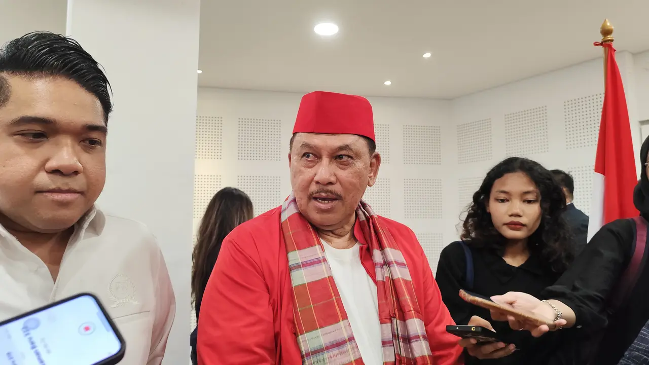 Ahmad Sajili usai menyerahkan berkas pendaftaran calon gubernur DKI Jakarta ke Dewan Pimpinan Wilayah (DPW) Partai Solidaritas Indonesia (PSI) DKI Jakarta.