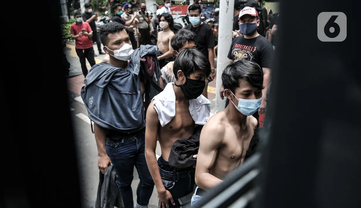 Massa pelajar dan remaja saat dibawa menggunakan mobil tahanan menuju Polda Metro Jaya di Polsek Subsektor Palmerah, Jakarta, Kamis (8/10/2020). Mereka diringkus polisi saat hendak menuju gedung DPR untuk mengikuti unjuk rasa bersama buruh dan mahasiswa. (merdeka.com/Iqbal Nugroho)