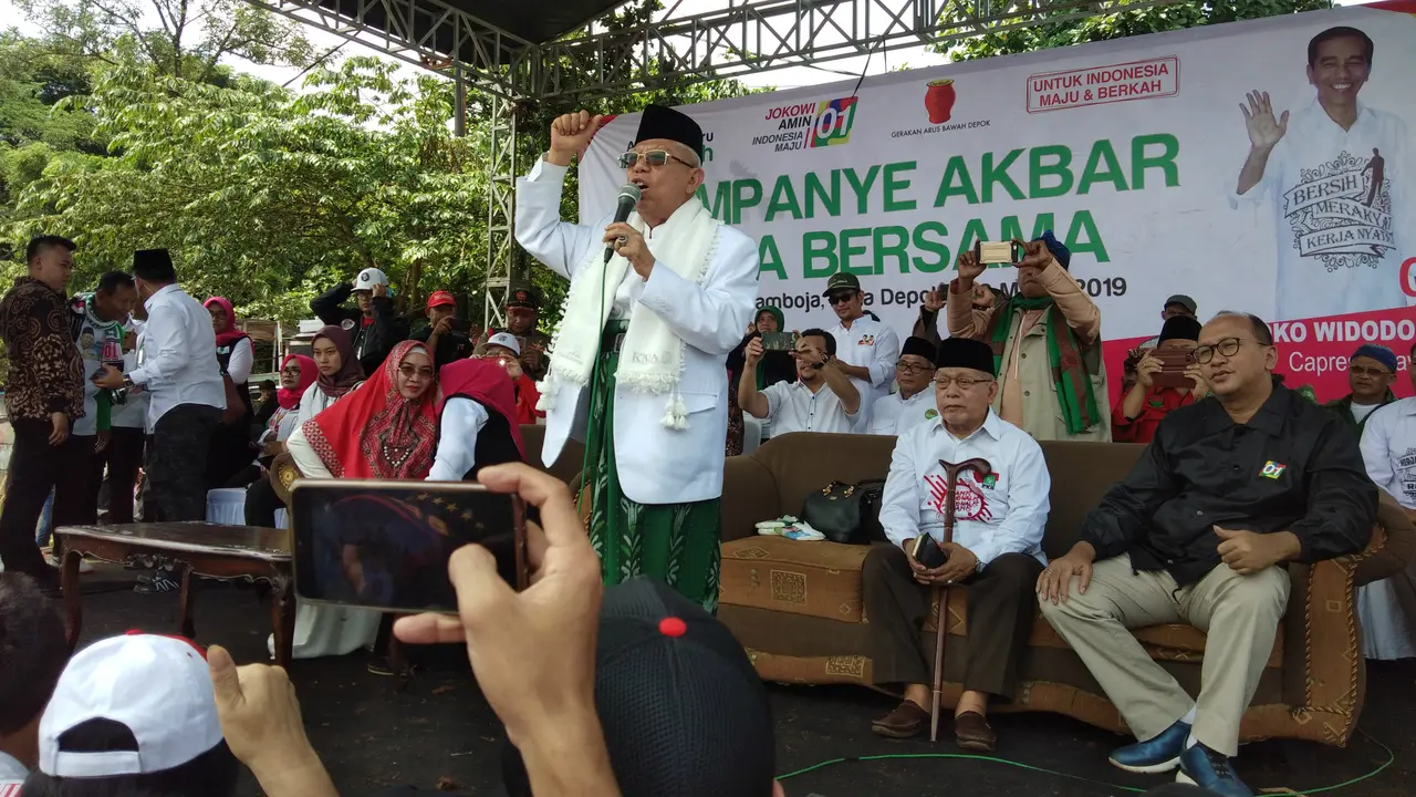 Cawapres nomor urut 01 Ma'ruf Amin dalam kampanye akbar di Depok, Jawa Barat.
