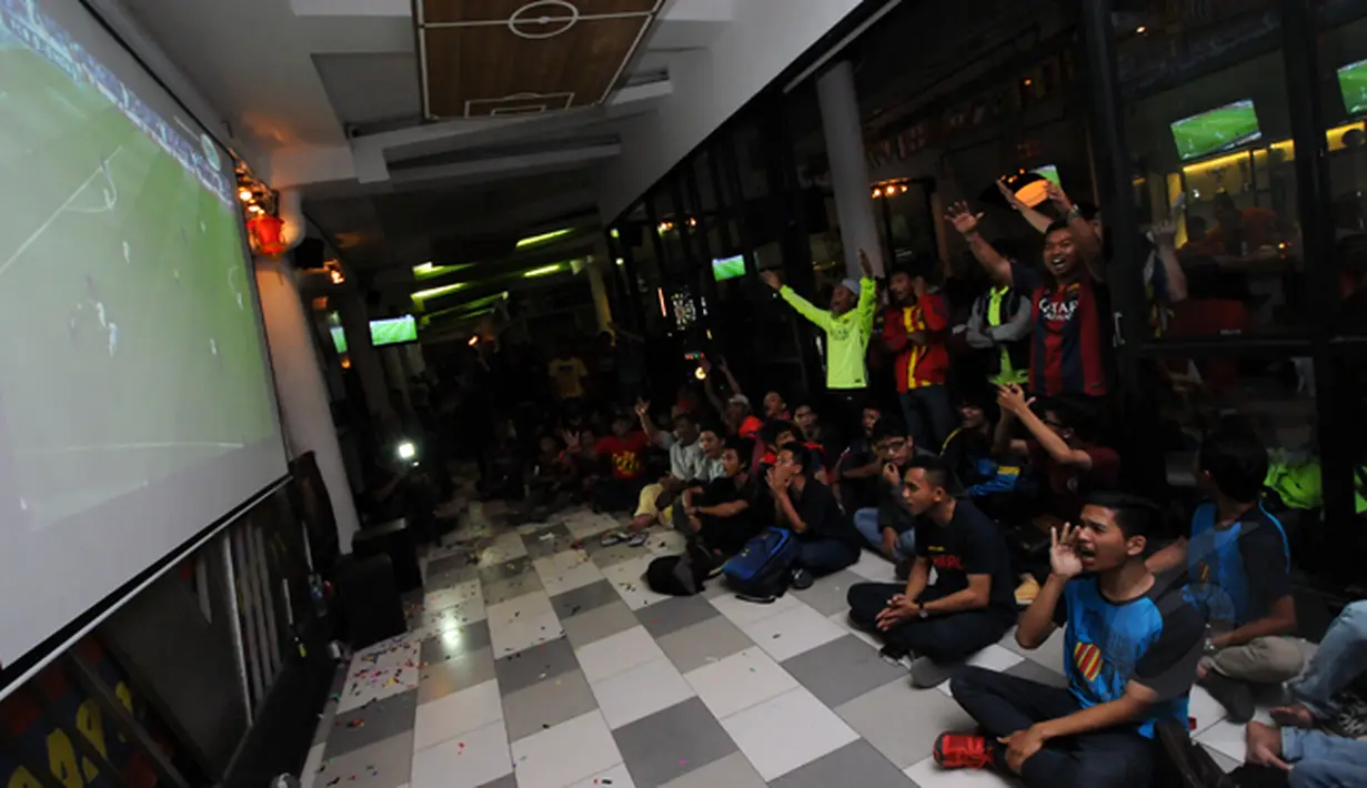 Sejumlah anggota IndoBarca (komunitas suporter klub sepak bola, Barcelona) menggelar acara nonton bareng laga "Blaurgrana" kontra Malaga di Pasar Festival, Jakarta, (21/2/2015). (Liputan6.com/Helmi Fithriansyah)