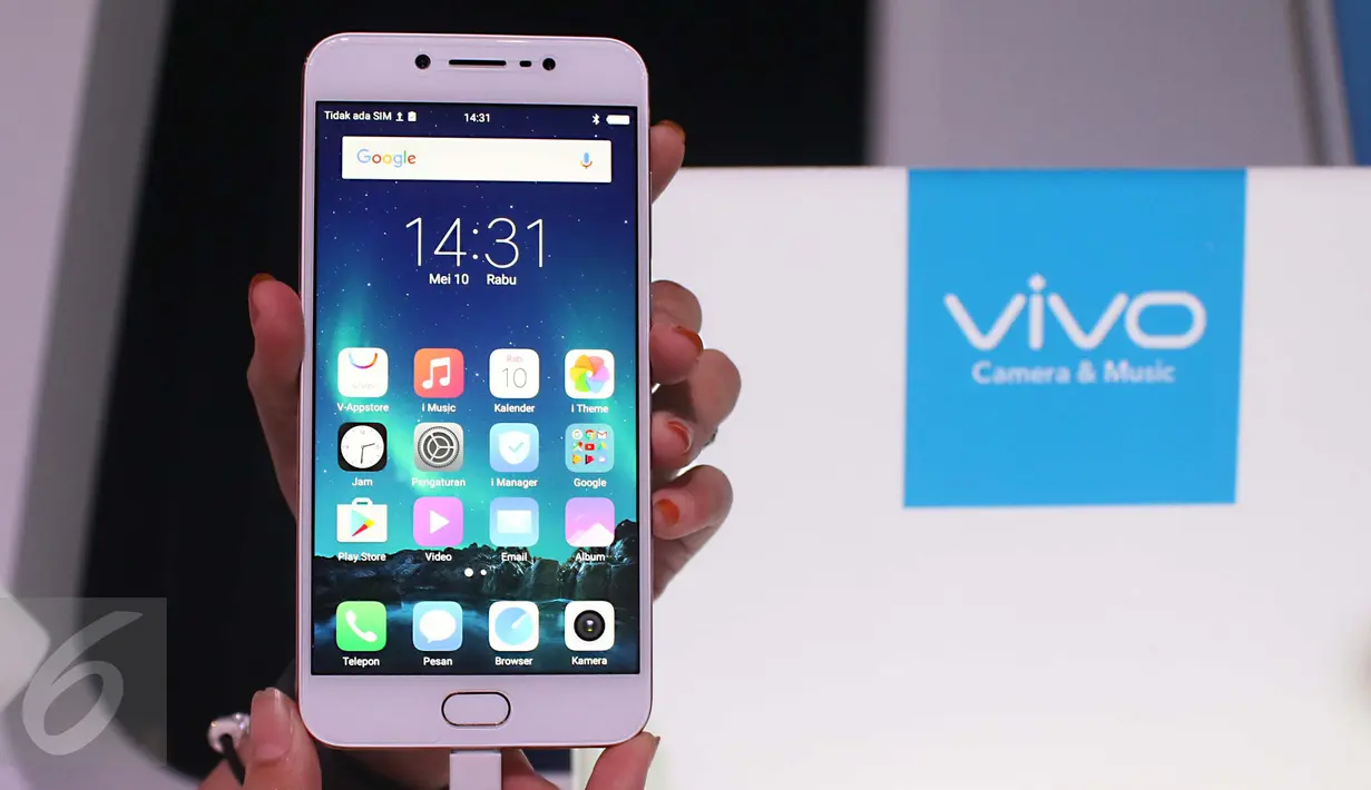 Produk terbaru smart phone Vivo V5s dipamerkan saat peluncuran di Jakarta, Rabu (10/5). Vivo V5s diluncurkan dengan mengandalkan kamera depan 20mp. (Liputan6.com/Angga Yuniar)