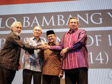 (Kiri ke kanan) Presiden pertama Timor Leste Xanana Gusmao, Wapres ke-6 Try Sutrisno, Presiden ke-3 BJ Habibie dan Presiden ke-6 Susilo Bambang Yudhoyono saat menjadi orator Supermentor-6: Leaders, Jakarta, Minggu (17/5/2015). (Liputan6.com/Faizal Fanani)