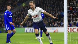 Striker Tottenham Hotspur, Harry Kane, melakukan selebrasi usai membobol gawang Cardiff City pada laga Premier League di Stadion Cardiff City, Selasa (1/1). Tottenham Hotspur menang 3-0 atas Cardiff City. (AP/Mark Kerton)