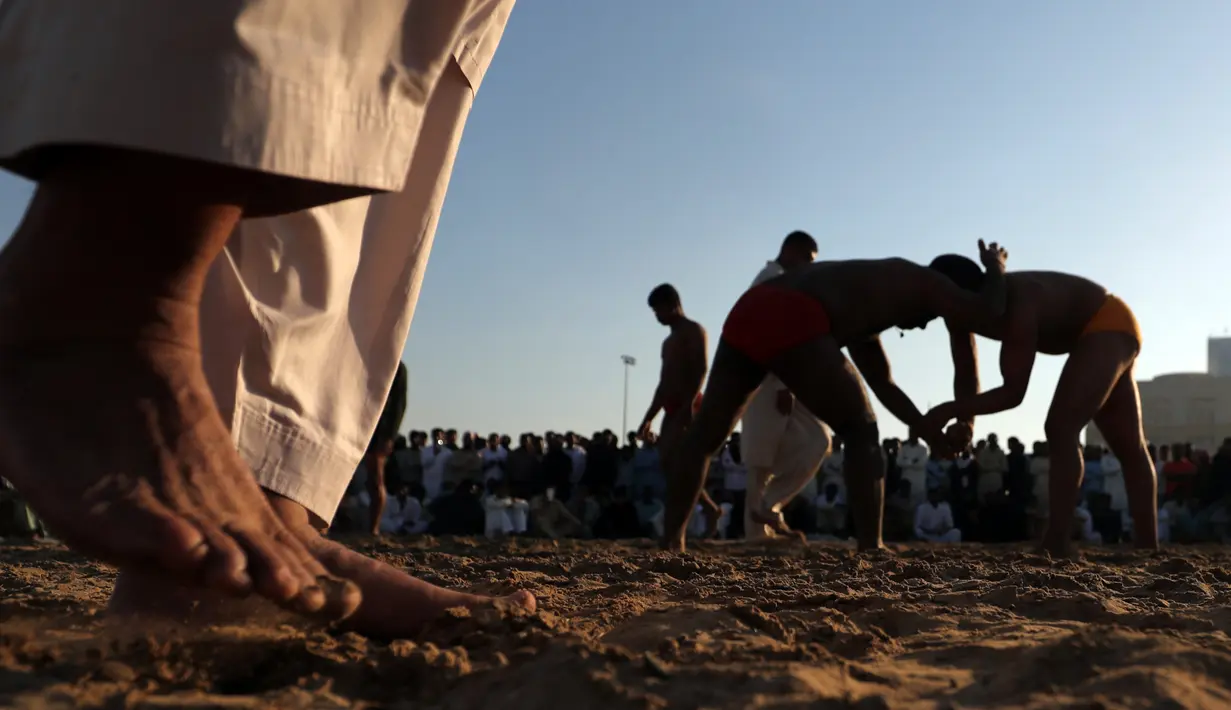 Pegulat Pakistan bertarung dalam kompetisi gulat Greco-Roman mingguan di Dubai (16/3). Gulat Greco-Roman ini merupakan gaya gulat yang dipercayai sebagai turunan langsung dari pegulat Yunani dan Romawi di masa lampau. (AFP Photo/Karim Sahib)
