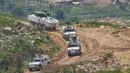 Sebagai informasi, UNIFIL dibentuk pada Maret 1978. Pembentukan UNIFIL untuk memastikan penarikan pasukan Israel, memulihkan keamanan, dan membantu pemerintah Lebanon menegakkan otoritasnya. Tampak dalam foto, Pasukan Perdamaian Perserikatan Bangsa Bangsa (PBB) di Lebanon (United Nations Interim Force in Lebanon/UNIFIL) terlihat dari Israel Utara, saat beroperasi di Lebanon Selatan, pada Rabu 29 April 2026. (AP Photo/Ariel Schalit)