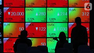 Karyawan melintasi layar yang menampilkan Indeks Harga Saham Gabungan (IHSG) saat acara Penutupan Perdagangan Bursa Efek Indonesia Tahun 2022 di Jakarta, Jumat (30/12/2022). PT Bursa Efek Indonesia (BEI) mencatat ada 59 perusahaan yang melakukan Initial Public Offering (IPO) atau pencatatan saham sepanjang 2022. Pada penutupan perdagangan akhir tahun, Indeks Harga Saham Gabungan (IHSG) ditutup lesu 0,14% atau 9,46 poin menjadi 6.850,62. (Liputan6.com/Angga Yuniar)