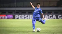 Pemain Persib Bandung, Zalnando menendang bola pada laga lanjutan pekan ke-3 BRI Liga 1 2023/2024 antara Persib Bandung melawan Dewa United FC di Stadion Gelora Bandung Lautan Api (GBLA), Bandung, Jumat (14/07/2023). (Bola.com/Bagaskara Lazuardi)