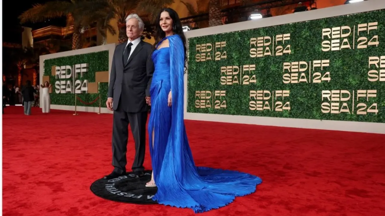 Michaek Douglas dan Catherine Zeta-Jones di karpet merah Red Sea International Film Festival di Arab Saudi.   |(Patrick Baz / Red Sea Film Festival / AFP)