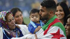Pemain Leicester City asal Algeria, Riyad Mahrez merayakan titel juara Liga Inggris bersama keluarganya di Stadion King Power, Leicester, Inggris. (7/5/2016). (Action Images via Reuters/Carl Recine)
