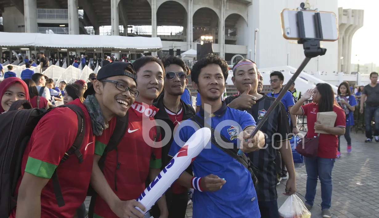 Suporter Timnas Indonesia berfoto welfie sebelum menyaksikan laga final leg kedua Piala AFF 2016 di Stadion Rajamangala. (Bola.com/Vitalis Yogi Trisna)