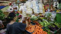 Pedagang sayuran melayani pembeli di kiosnya di Pasar Mede, Jakarta, Rabu (15/12/2021). Harga pangan yang naik antara lain semua jenis cabe, bawang-bawangan serta minyak goreng. (Liputan6.com/Faizal Fanani)