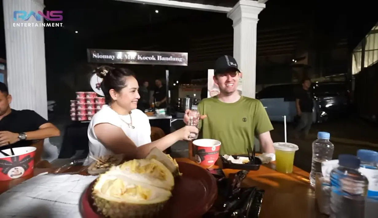 "It's not the worst thing (Itu bukan yang terburuk)," kata Alan Walker kemudian tertawa. Menurutnya, ini merupakan pertama Alan Walker cicipi buah durian. Tidak hanya Alan, tapi juga timnya yang ikut dalam rombongannya ikut  mencicipi buah yang memiliki aroma tajam tersebut. [Youtube/Rans Entertainment]