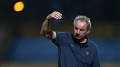 Pelatih Timnas Indonesia Alfred Riedle memberikan instruksi kepada para pemainnya saat pertandingan AFF Suzuki Cup melawan Laos di Stadion Hang Day Hanoi, Vietnam, 28 November 2014. Alfred Riedl tutup usia pada Selasa (8/9/2020) dini hari waktu Austria. (AFP PHOTO/STR)