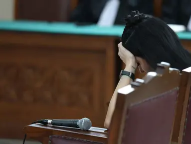 Terdakwa kasus pemerasan dan Tindak Pidana Pencucian Uang (TPPU), Nikita Mirzani saat mengikuti sidang pembacaan putusan di Pengadilan Negeri Jakarta Selatan, Selasa (28/10/2025). (Kapanlagi.com/Budy Santoso)