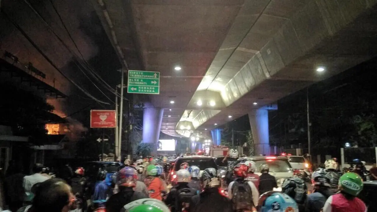 20151110-kebakaran-jakarta-prapanca