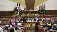 Presiden Afghanistan Ashraf Ghani memyampaikan pidatonya dalam pelantikan anggota parlemen baru di Kabul, Afghanistan, 26 April 2019. (AP)