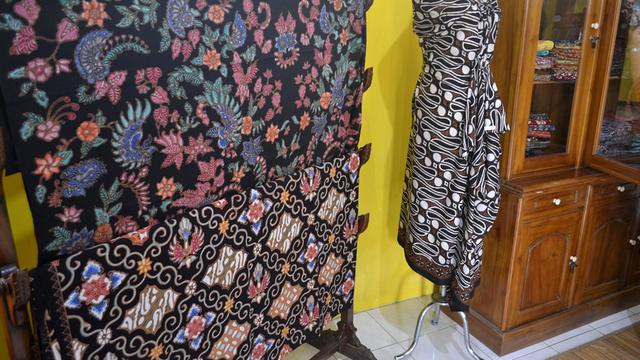 Batik tulis Cilacap bercerita soal legenda perang melawan bajak laut, era kejayaan laut, keindahan dan potensi Cilacap. (Foto: Liputan6.com/Muhamad Ridlo)