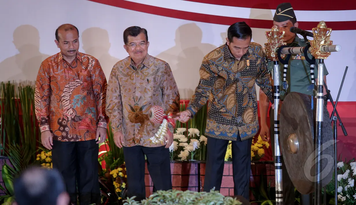 Presiden Joko Widodo ditemani Wapres Jusuf Kalla  dan Menteri PPN/Kepala Bappenas Andrinof Chaniago membuka acara Musyawarah Perencanaan Pembangunan Nasional (Musrenbangnas) Tahun 2015 di Jakarta, Rabu (29/4/2015). (Liputan6.com/Faizal Fanani)