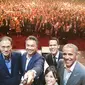 Foto selfie (dari kiri ke kanan), Komisaris Utama Emtek Group Eddy Kusnadi Sariaatmadja, Ketua Board of Trustees Indonesian Diaspora Network Global Dino Patti Djalal, Barack Obama dan ribuan peserta Kongres Diaspora, Jakarta, Sabtu 1 Juli 2017 (Istimewa)