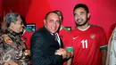Ketua umum PSSI, Edy Rahmayadi (tengah) menyalami Ponaryo Astaman usai meresmikan gerai pojok PSSI di Kongres PSSI 2017, Bandung (8/1). 13 mantan penggawa Timnas Indonesia hadir dalam peresmian tersebut. (Liputan6.com/Helmi Fithriansyah)