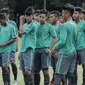 Pemain Timnas U-16 saat latihan di Lapangan Atang Soetrisna, Cijantung, Jakarta, Selasa (20/2/2018). Pemusatan latihan tahap kedua ini dilakukan untuk persiapan turnamen Jenesys di Jepang. (Bola.com/M Iqbal Ichsan)