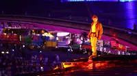 Aktor AS Tom Cruise berdiri di atap Stade de France selama upacara penutupan Olimpiade Paris 2024 di Stade de France, di Saint-Denis, di pinggiran Paris, pada 11 Agustus 2024.Fabrizio Bensch / POOL / AFP