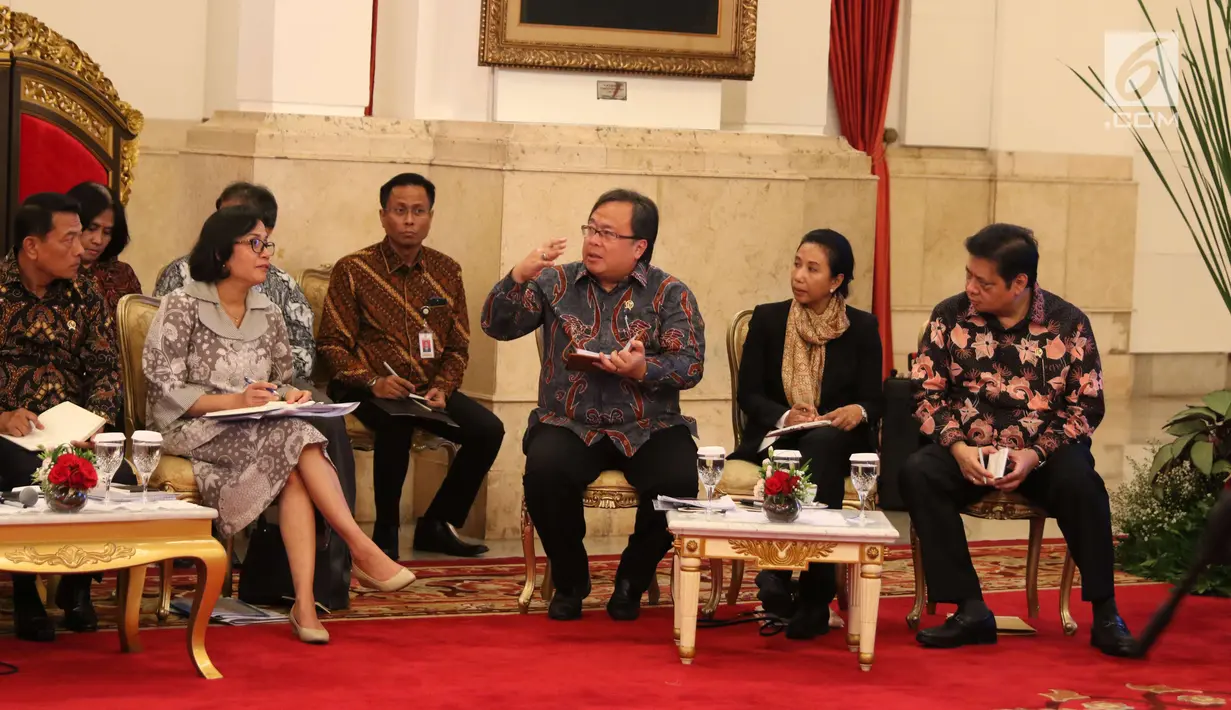Menteri PPN/Kepala Bappenas, Bambang Brodjonegoro berdiskusi disela Rapat Kabinet Paripurna di Istana Negara, Senin (5/3). Rapat kabinet paripurna ini membahas kerangka ekonomi makro serta pokok-pokok Kebijakan Fiskal 2019. (Liputan6.com/Angga Yuniar)