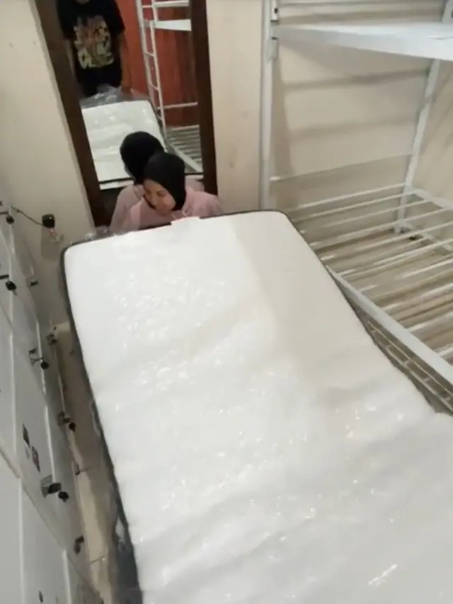 Potret Tya Ariestya sedang mengganti kasur kamar ART-nya (Sumber: Tiktok/@tya_ariestya)