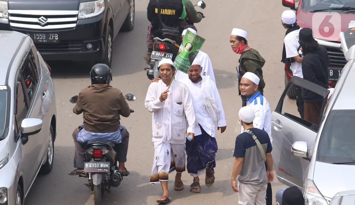 Massa memadati akses tol bandara Soekarno Hatta di Tangerang, Banten, Selasa (10/11/2020). Mereka bertujuan menjemput kedatangan Rizieq Shihab. (Liputan6.com/Angga Yuniar)