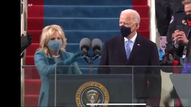 Joe Biden dan istri, Jill Biden bersiap masuk ke area pelantikan dan pengambilan sumpah jabatan di Gedung Capitol Hill, AS. (Live Streaming VOA)